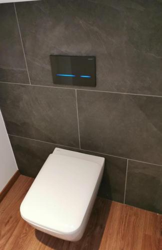 WC-SUSPENDU-PLAQUE-ELECTRONIQUE
